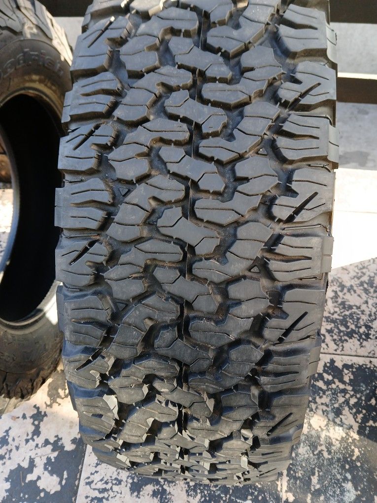 Only 1 Semi New Lt285/70/17 Bfg All Terrian Ko 2