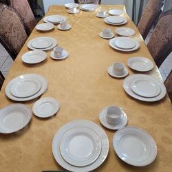 Dinnerware 8 pcs Set. By Gibson