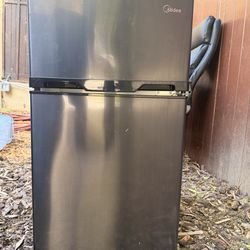 Midea 2.7-cu ft Mini Fridge ( Black ) ENERGY STAR