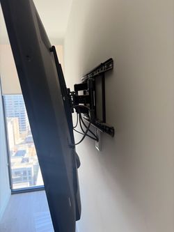 Full Motion TV 40 inches + Wall Mount Bracket