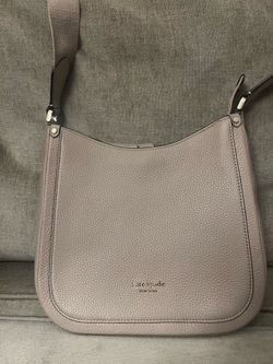Kate Spade New York Roulette Pebbled Leather Medium Messenger (taupe)
