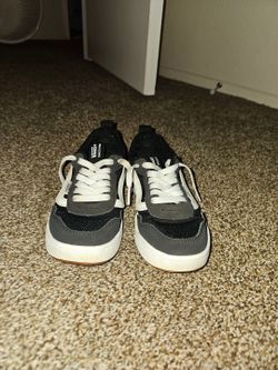 Vans Youth Size 1 - Range EXP Sneakers (Black / White)