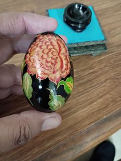 VINTAGE HAND PAINTED FLOWER DECORATIVE EGG IN GLASS DISPLAY.