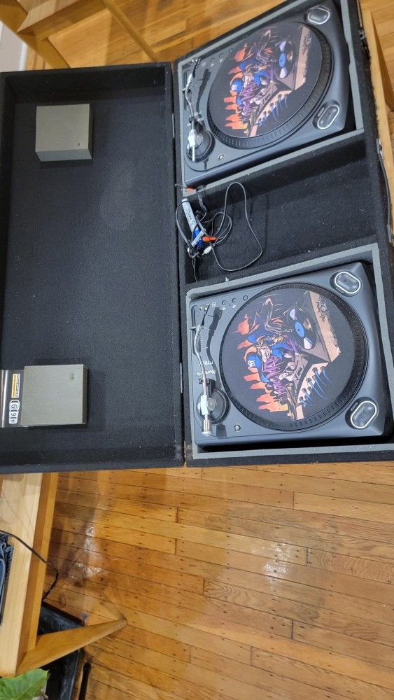 2 Numark TT1550 Turntables In Odyssey Case