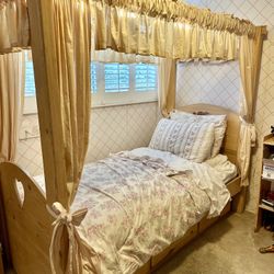 Wooden Canopy Bedroom Set