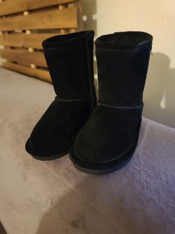 Bearpaw boots Little Girl size 6 make offers please
