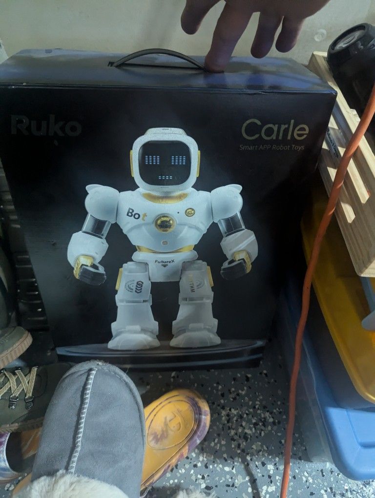 Carle. Ruko Interactive Robot