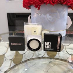 HUDA BEAUTY  Easy Bake Blurring  & Setting Powder FIRM PRICE 🤍 