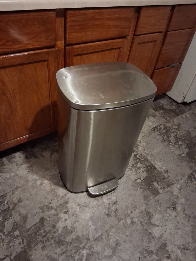 Stainlees Steel Trash Can