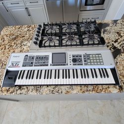 Roland Fantom X6 Keyboard with Flight Case - Excellent Condition