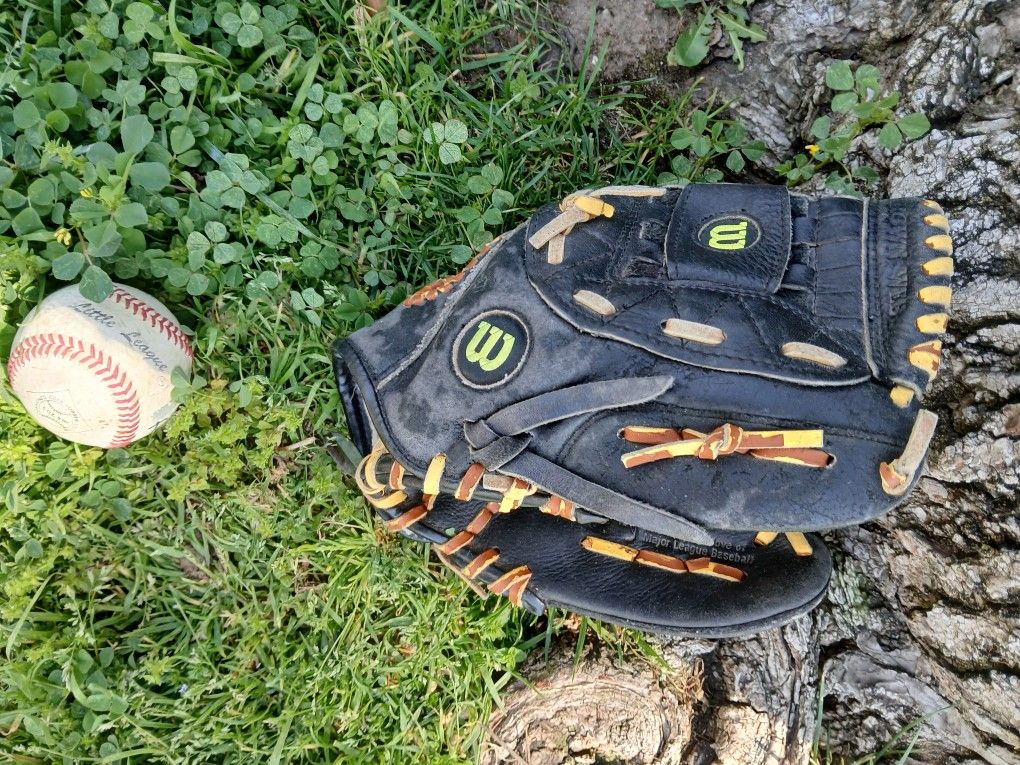 Wilson "Youth" Baseball Glove. MLB Style Located in Glendora CHECK OUT MY PAGE ALOT OF BASEBALL EQUIPMENT FOR SALE "CHEAP "