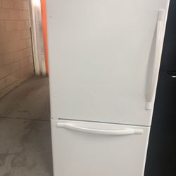 White Bottom Freezer Refrigerator With Ice Maker 