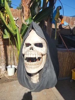 60 inch Skull halloween decoration