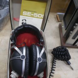Vintage Pioneer SE-505 Stereo Headphones Adjustable Volume TESTED WORKING. in a good working order. with case. 