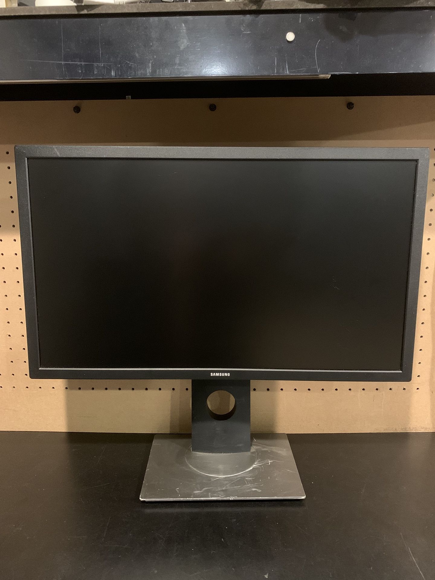 24 inch Samsung LED monitor 1920 x 1080 9ms 60hz
