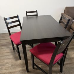 Mesa de madera con 4 sillas | Wooden table with 4 chairs