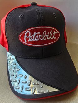 Peterbilt logo hat
New
This red and black cap features a distinctive diamond plate pattern on the brim and the classic Peterbilt logo.