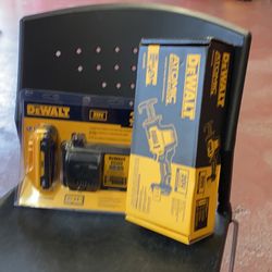 DEWALT ATOMIC 20-Volt MAX Cordless Brushless Compact Reciprocating Saw with (1) 3.0Ah Battery & Charger