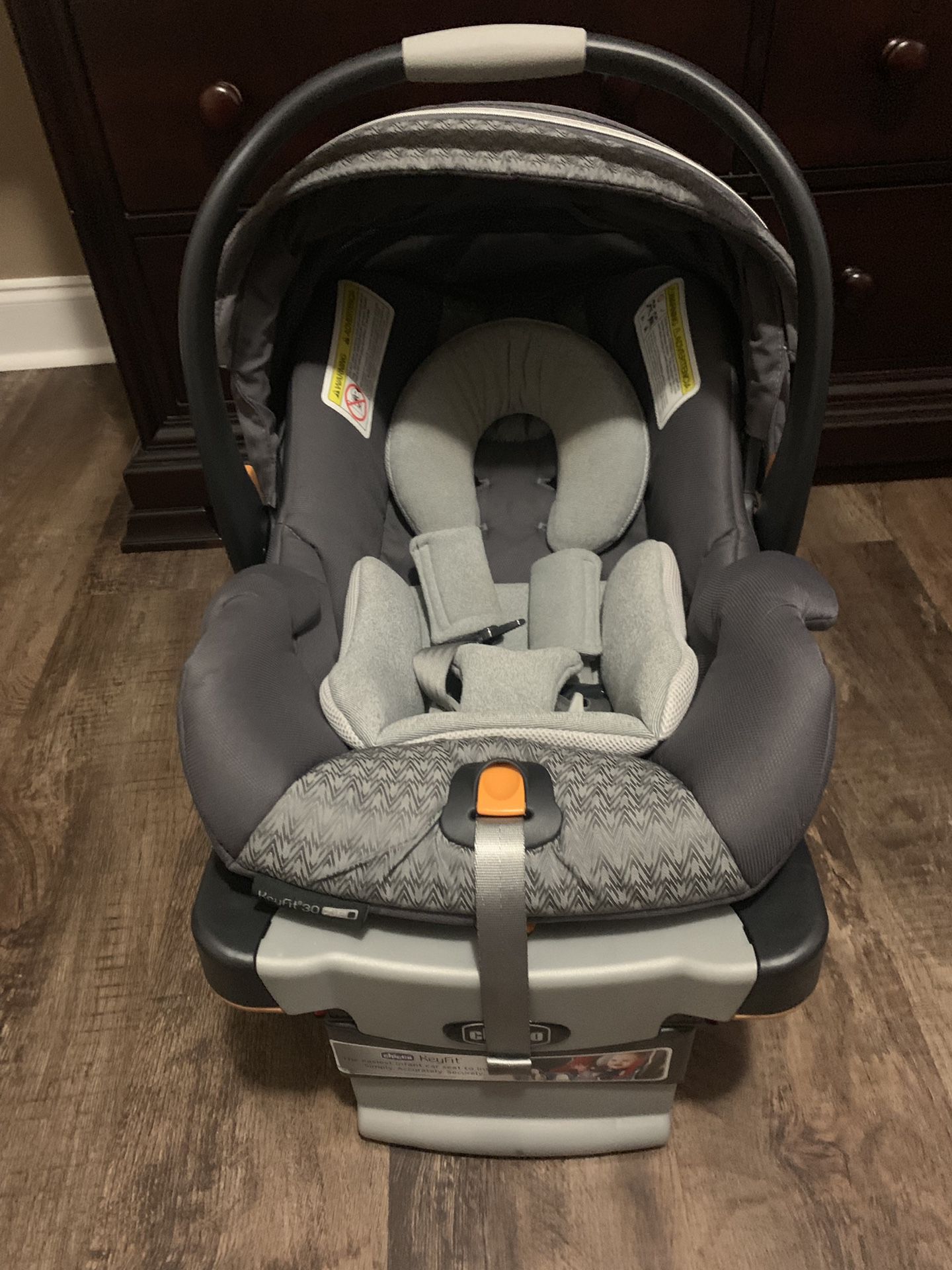 Chicco Keyfit 30 Infant Car Seat with Base