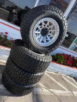 Vendo Rines nuevos 17*9 negativo 0 con llantas 285/70/17 con 70% de vida