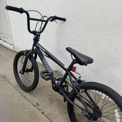 BLACK MONGOOSE KIDS BIKE