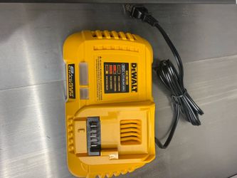 Dewalt 8 amp FAST Charger DCB118 new