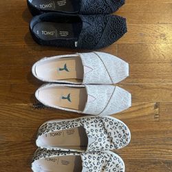 TOMS Girl’s Slip Ons (Size 5)