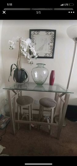 Pub set with 2 barstools