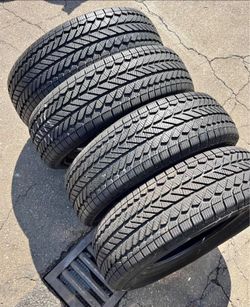 235/55/19 Bridgestone 📍📍 Vendo un set de llantas con 80% de vida las 4 📍🌟