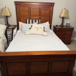 5pc Queen Bedroom Set, Solid Wood! 