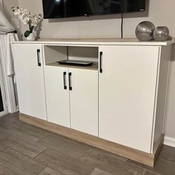 Modern TV Stand / Console – Excellent Condition