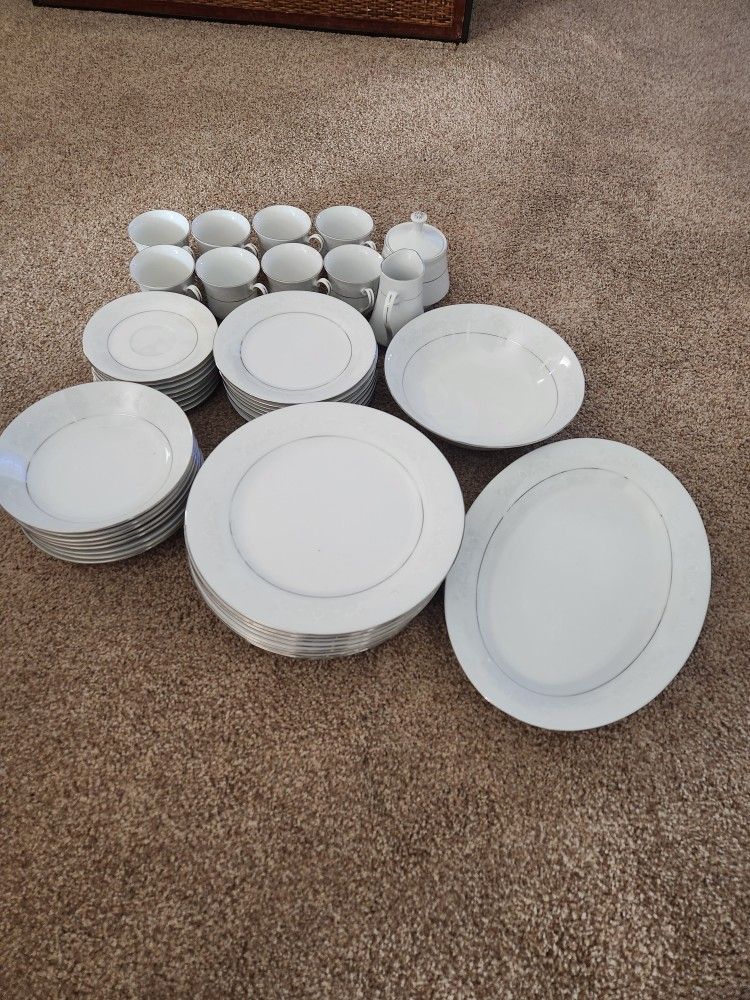 Crown Ming Fine China Set
