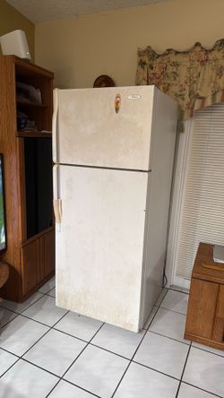 Refrigeradora en buen estado / Refrigerator in Good Condition