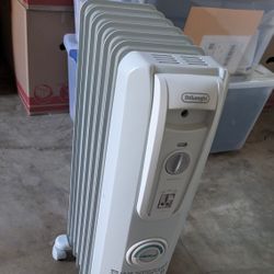 DeLonghi Oil-Filled Radiator Space Heater – Great Condition
