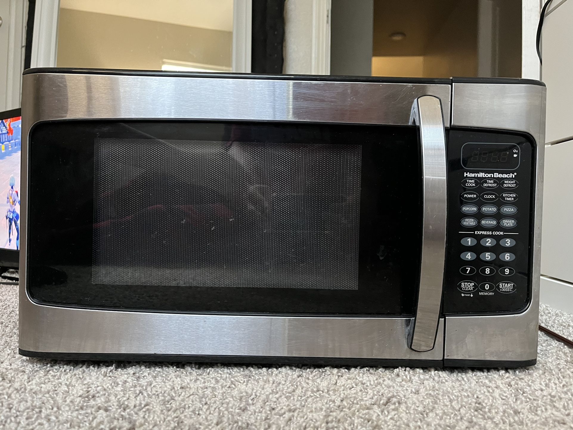 BLACK+DECKER 0.9 cu ft 900W Microwave Oven - Stainless Steel for Sale in  San Antonio, TX - OfferUp