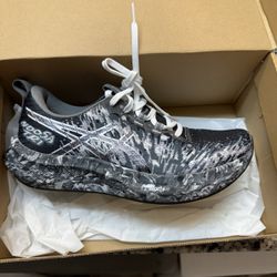 ASICS Noosa Tri 16. Black/White