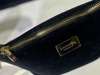 CHANEL MAKEUP BAG NEW for Sale in Irvine, CA - OfferUp
