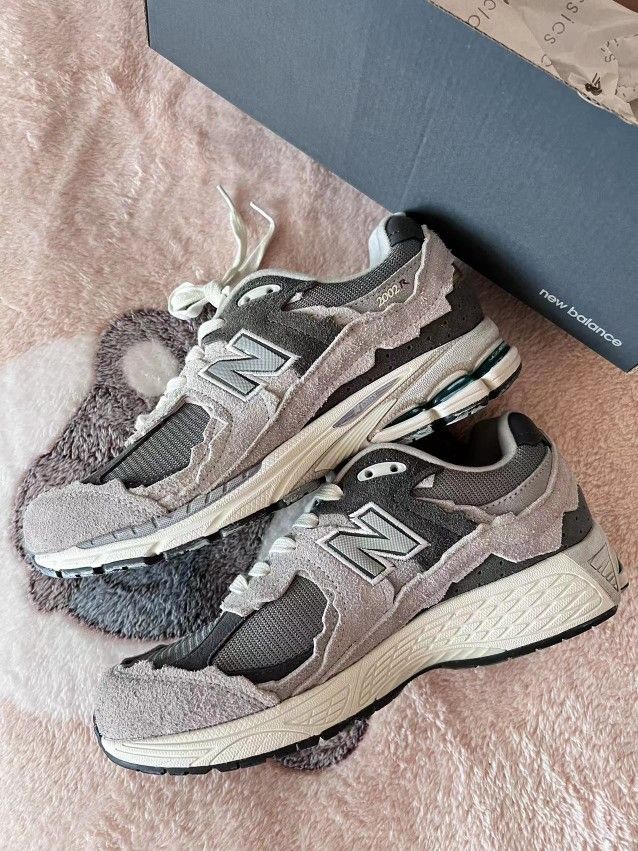 New Balance 2002R Protection