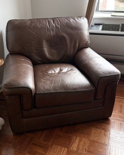 Super Comfy Raymour & Flanigan Leather Swivel Chair