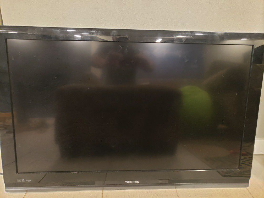 40 inch TV - Toshiba and wall mount