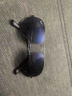 RayBan- Aviator sun glasses no case negotiable price you come to me