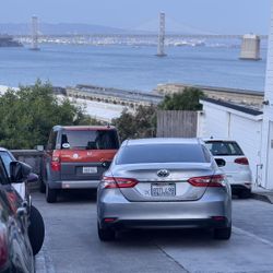 Toyota Camry LE hybrid 2018 clean title