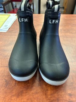 Kid’s rain boots size 3