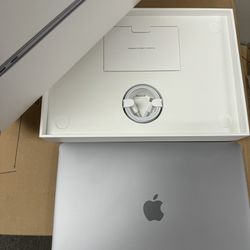 Apple MacBook Air 13.3 inch Laptop – Silver, M1 Chip, 8GB RAM, 256GB storage BRAND NEW