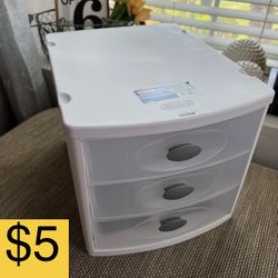 STORAGE ORGANIZER STERLITE (SELLING FOR $5)