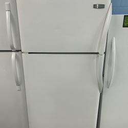 White 21 Cubic Foot Refrigerator With Ice Maker 