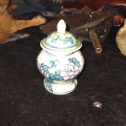 vase Vintage beautiful floral vase with lid 