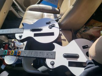Nintendo wii Guitar hero bundle 2 Guitars and 5 Games