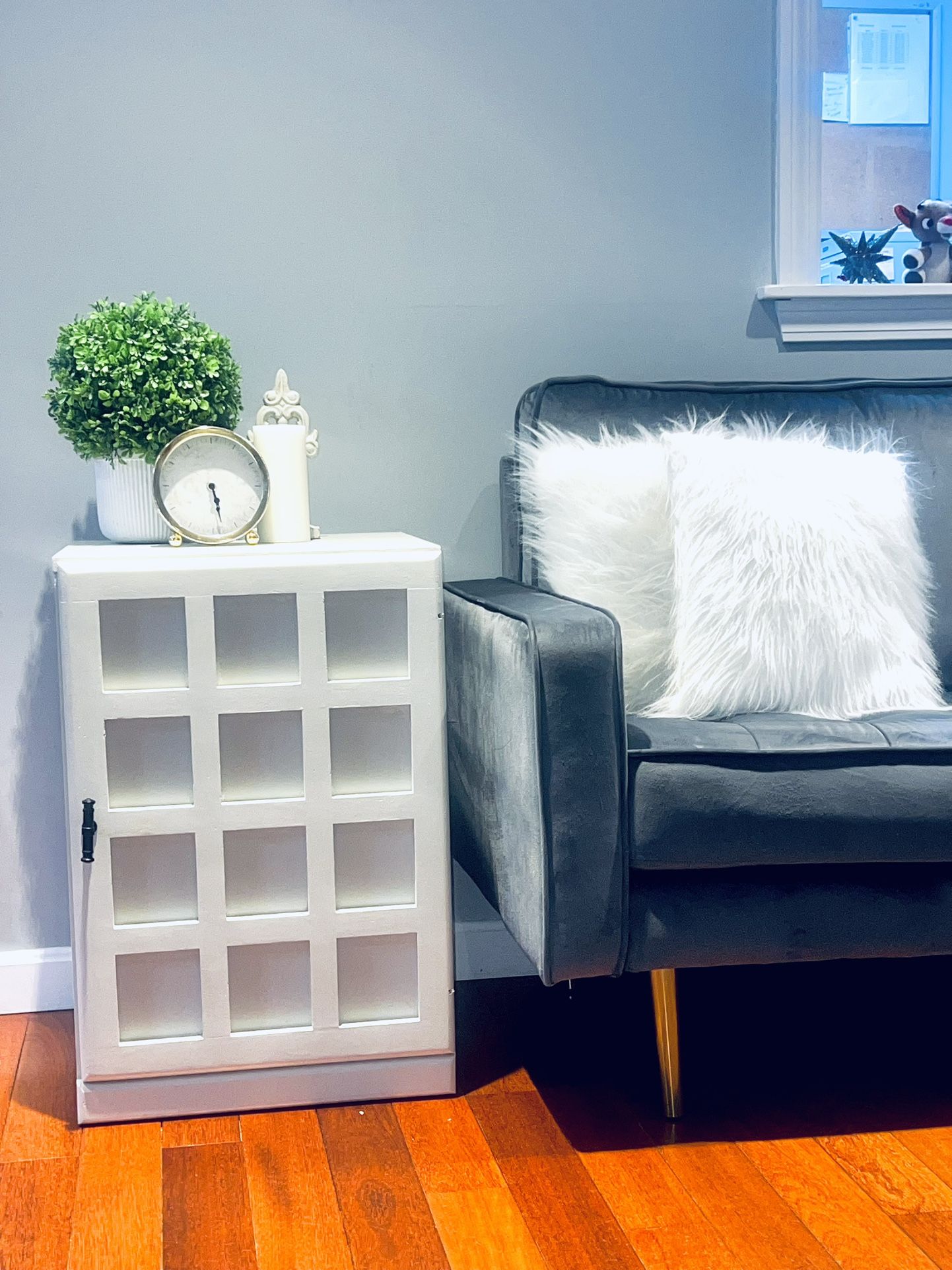Pair of End Tables/Nightstands - Modern and Versatile Add a touch of elegance and practicality to your space with this pair of beau