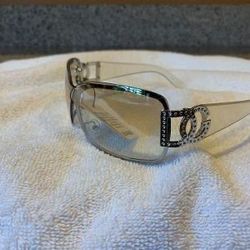 New Women's DG Sunglasses in Clear or White 